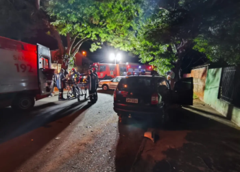 Motorista colide com carro parado e fica inconsciente