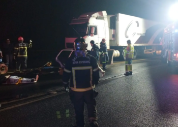 Carro colide de frente com carreta na BR-376 em Nova Esperança