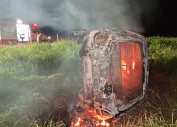 Carro capota e pega fogo na PR-555; motorista de Paraíso do Norte foi ejetada do veículo
