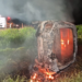 Carro capota e pega fogo na PR-555; motorista de Paraíso do Norte foi ejetada do veículo