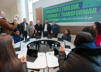 Estado entrega 25 mil tablets e 2,8 mil carrinhos de recarga para escolas