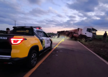 Carreta tomba na PR-218 em Atalaia; acidente causou apenas danos materiais