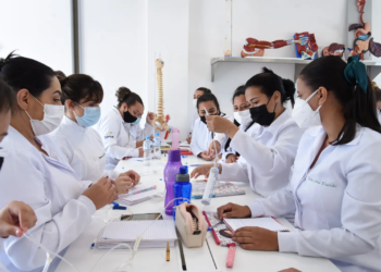 A formação de Técnico em Enfermagem tem duração de aproximadamente dois anos e meio