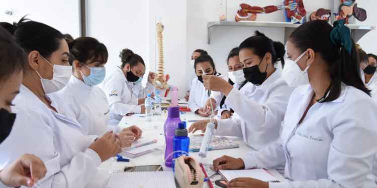 A formação de Técnico em Enfermagem tem duração de aproximadamente dois anos e meio