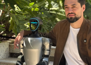 “Tecnologia não é para temer”: empresário leva robô humanóide ao Parque do Ingá e viraliza em Maringá; VÍDEO