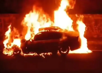 BMW é destruída por incêndio na região