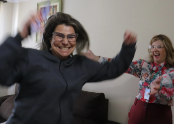 Zeladora passa duas semanas ignorando ligações e descobre prêmio de R$ 100 mil do Nota Paraná