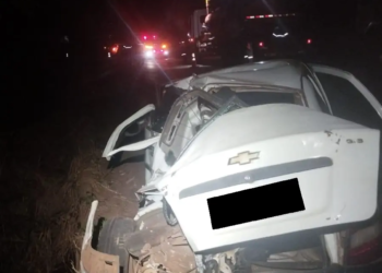 Carro colide em barranco, invade pista e é atingido por caminhão na PR-082; uma pessoa ficou ferida