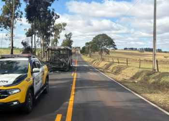 Ônibus pega fogo na PR-494 em São João do Caiuá; ninguém se feriu