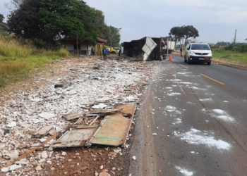 Veículo tomba após manobra para evitar colisão na PR-492, em Tamboara