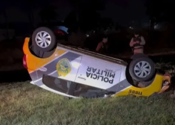 Viatura da PM com três policiais se envolve em acidente na região