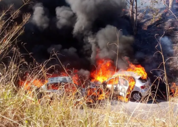 Carros pegam fogo após colisão na PR-158, entre Paranavaí e São João do Caiuá