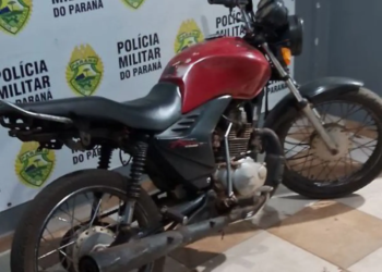 PM recupera moto furtada abandonada no centro de Alto Paraná