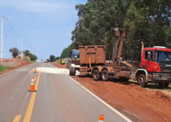 Caminhão derrama carga de massa de mandioca após quebra de eixo na PR-180