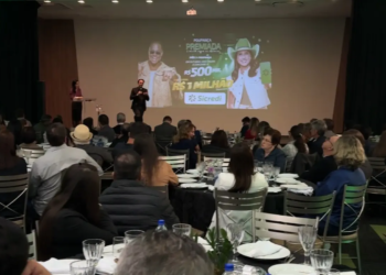 Julio Borba, gerente de investimentos da Sicredi Rio Paraná durante a apresentação