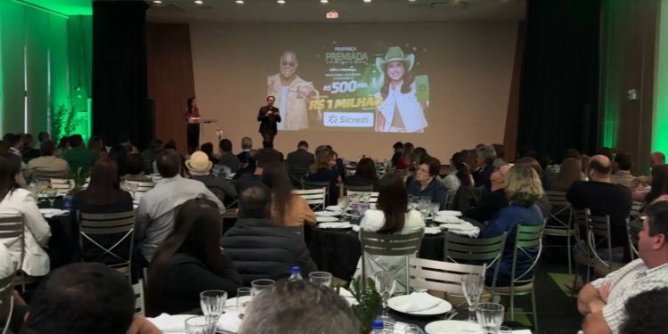 Julio Borba, gerente de investimentos da Sicredi Rio Paraná durante a apresentação