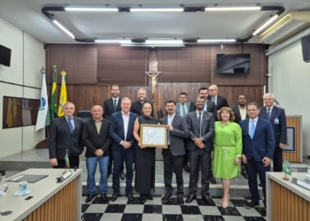 Professora Maria Antônia Ramos Costa recebe homenagem da Câmara