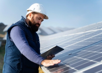 Energia solar é uma solução para reduzir custos do serviço público nos municípios. Foto: Ilustração/Freepik