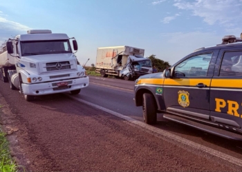 Homem fica ferido em acidente entre dois caminhões na BR-376