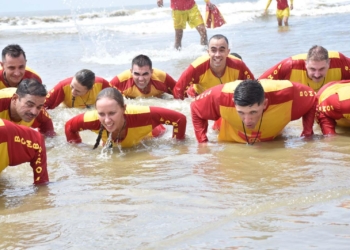 Corpo de Bombeiros abre inscrições para curso gratuito de guarda-vidas civil no Paraná