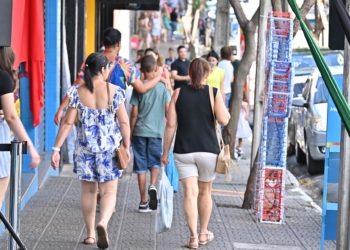Na véspera do Dia das Crianças, comércio de Paranavaí atende até 17h