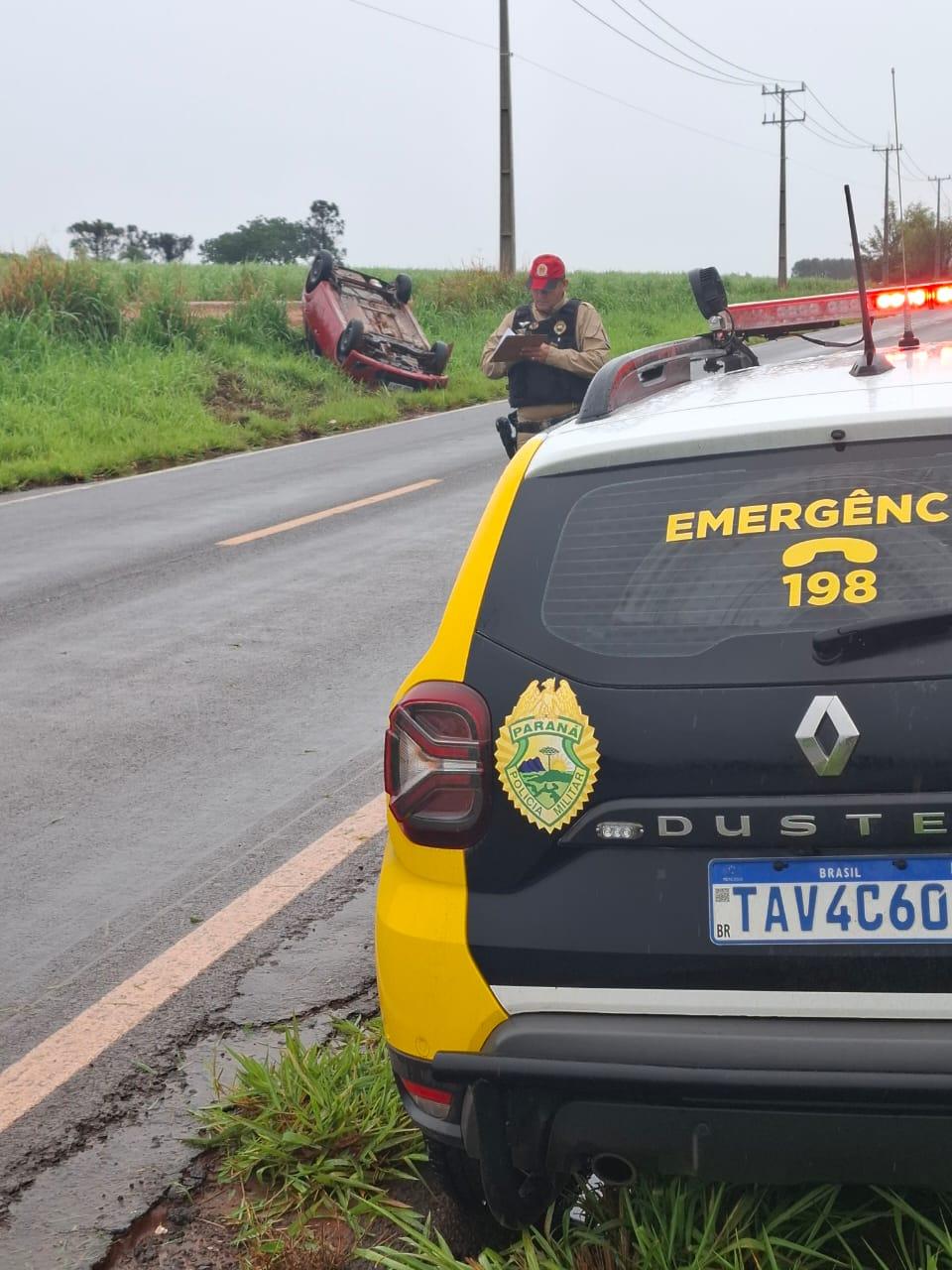 Carro capota na PR-180 em Guairaçá e motorista é hospitalizado