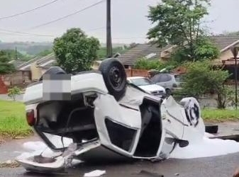Colisão seguida de capotamento na Vila Operária deixa jovem de 20 anos ferida; VÍDEO