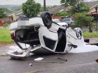 Colisão seguida de capotamento na Vila Operária deixa jovem de 20 anos ferida; VÍDEO
