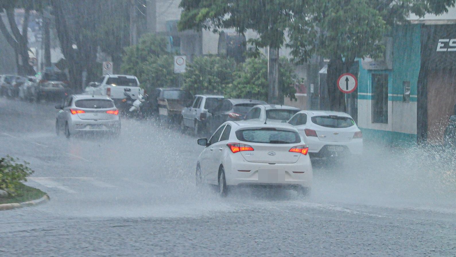 Defesa Civil de Paranavaí emite nota sobre possibilidade de tempestades nesta sexta