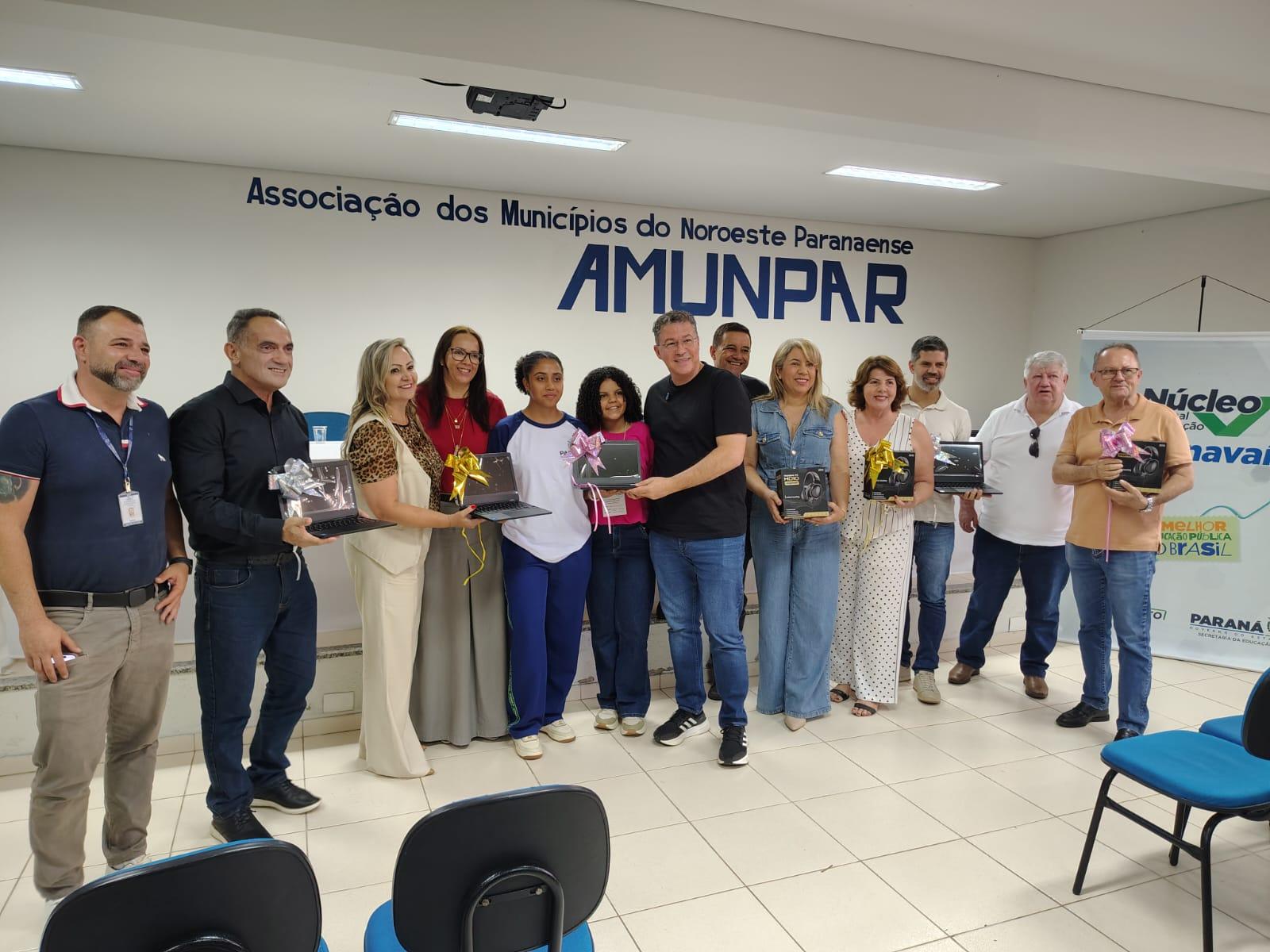 s-educação 1 Autoridades e lideranças acompanharam a entrega dos equipamentos eletrônicos