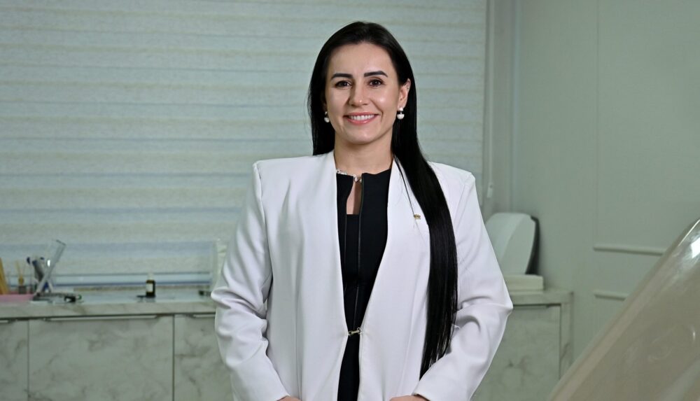 A médica Adrieli Deltrejo, pós-graduada em Dermatologia Clínica e Cirúrgica