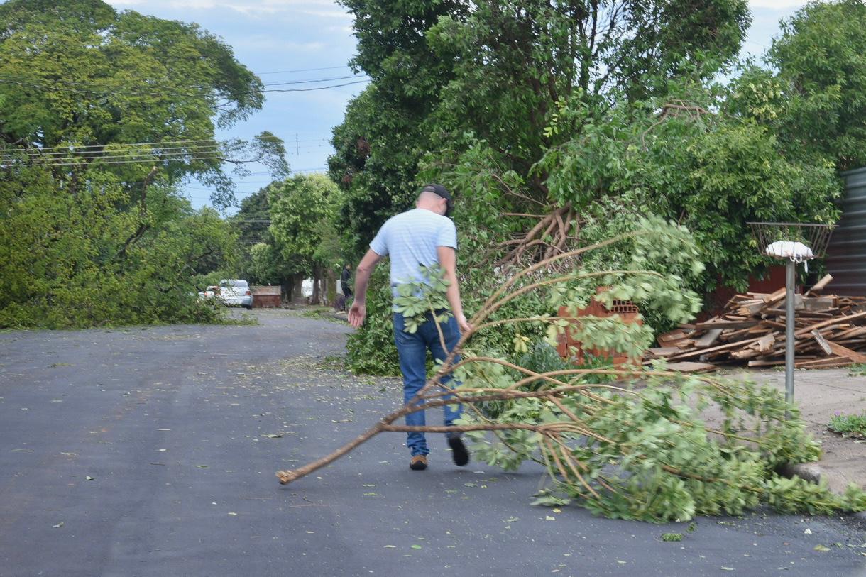 Prefeito de Paranavaí avalia estragos após temporal e pede paciência à população