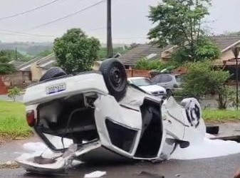 Colisão seguida de capotamento na Vila Operária deixa jovem de 20 anos ferida; VÍDEO