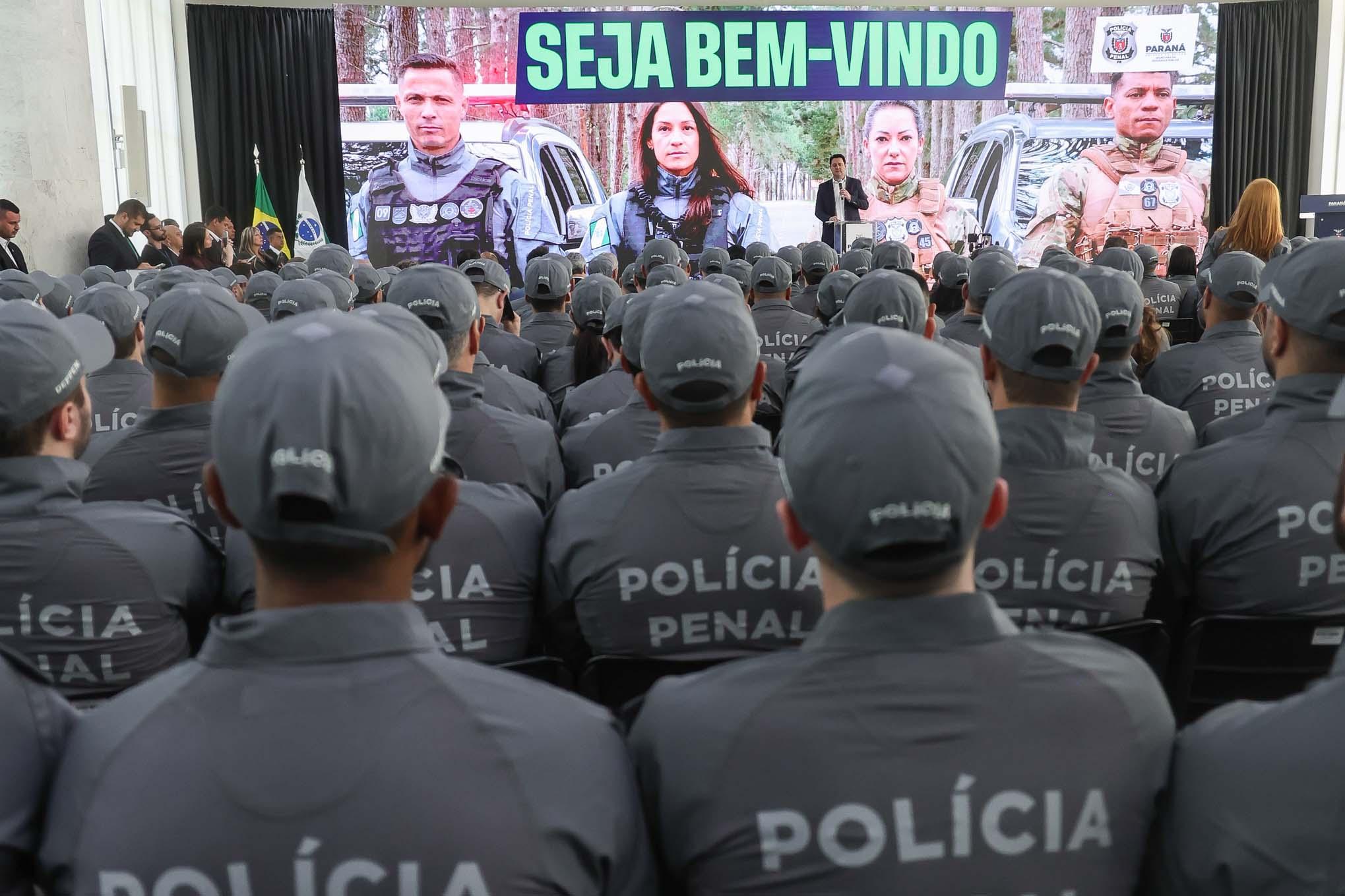 Estado empossa 429 policiais penais