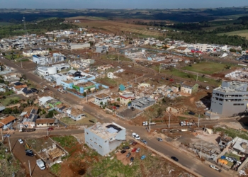 Governador sanciona lei que institui auxílio de R$ 1 mil por família afetada por desastres naturais