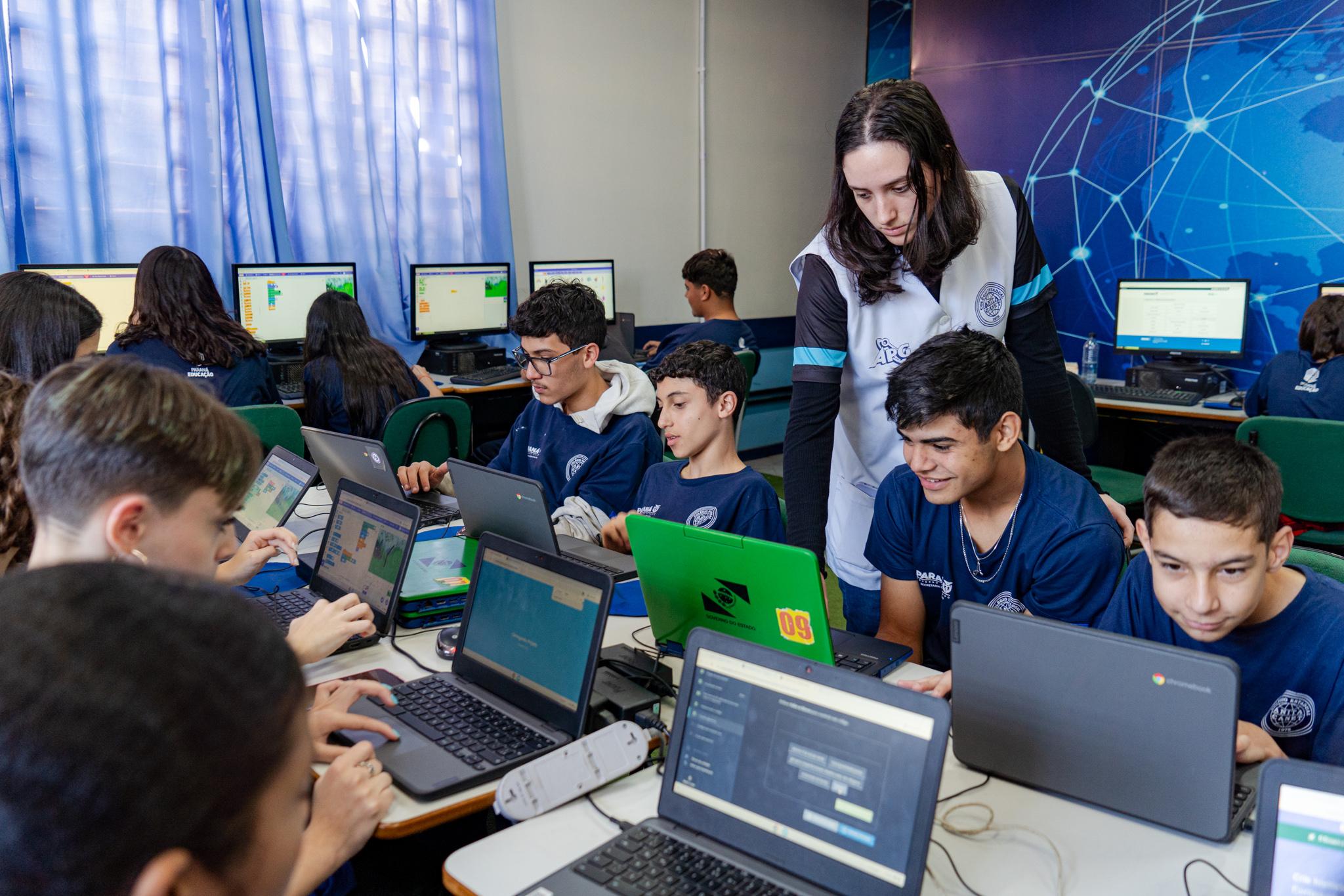 Educação consulta expansão dos modelos cívico-militar e Parceiro da Escola em novembro