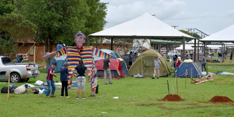 Montagem da estrutura no parque de exposições de Paranavaí na tarde de quinta-feira
Foto: Ivan Fuquini