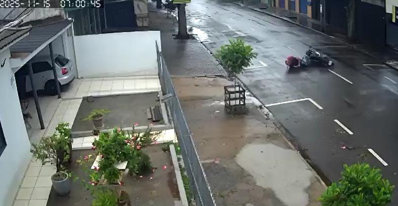 Homem fica ferido após queda de moto na Rua Souza Naves, em Paranavaí; VÍDEO