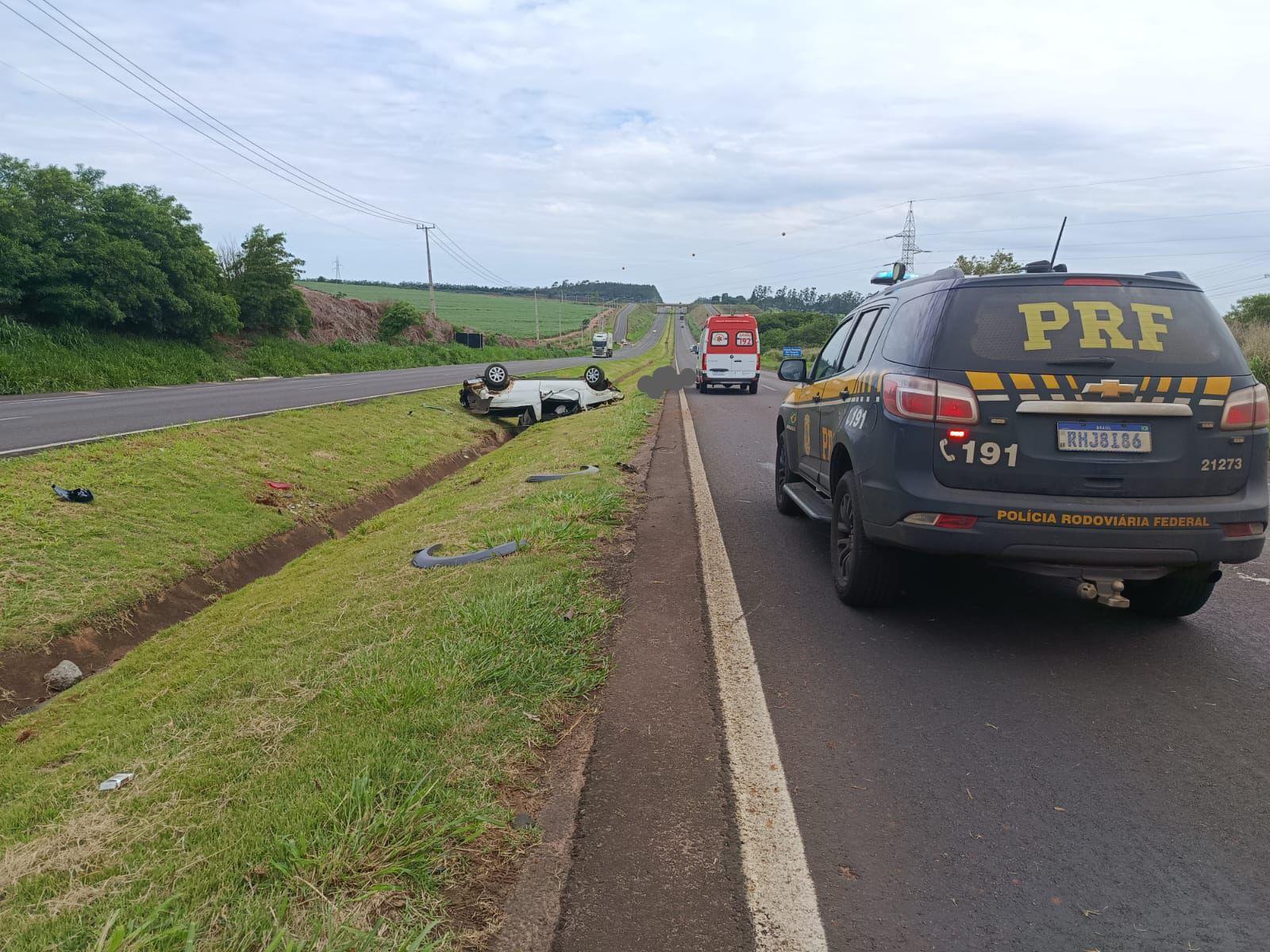 Motorista morre após capotar veículo e ser ejetado na BR-376, em Nova Esperança