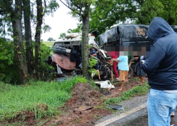 Acidente entre caminhões na PR-182, em Itaúna do Sul, deixa motorista ferido