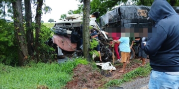Acidente entre caminhões na PR-182, em Itaúna do Sul, deixa motorista ferido