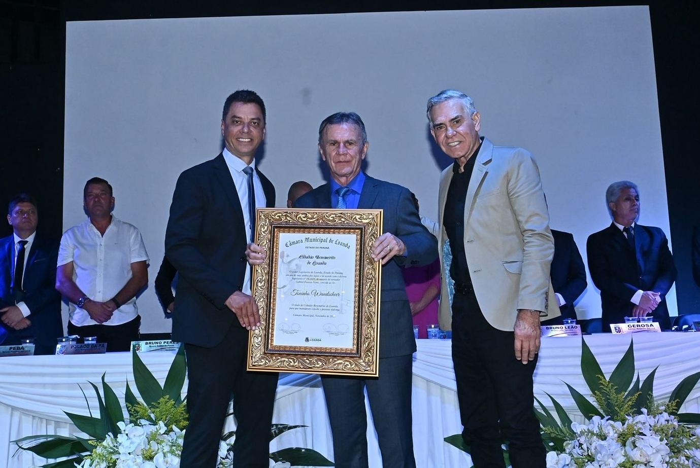 O deputado Toninho Wandscheer (ao centro) ao lado do vereador que propôs a homenagem, Gabriel Feitoza Norte (à esquerda) e do prefeito de Loanda, Zé Maria (à direita)