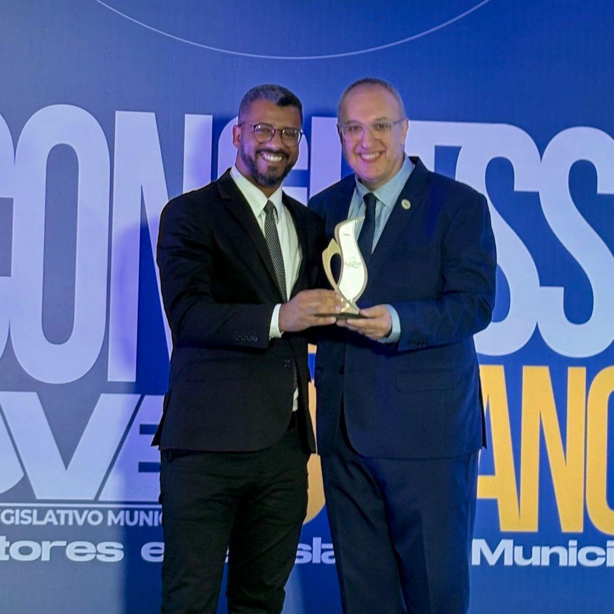 Momento da entrega do troféu para a Câmara de Paranavaí