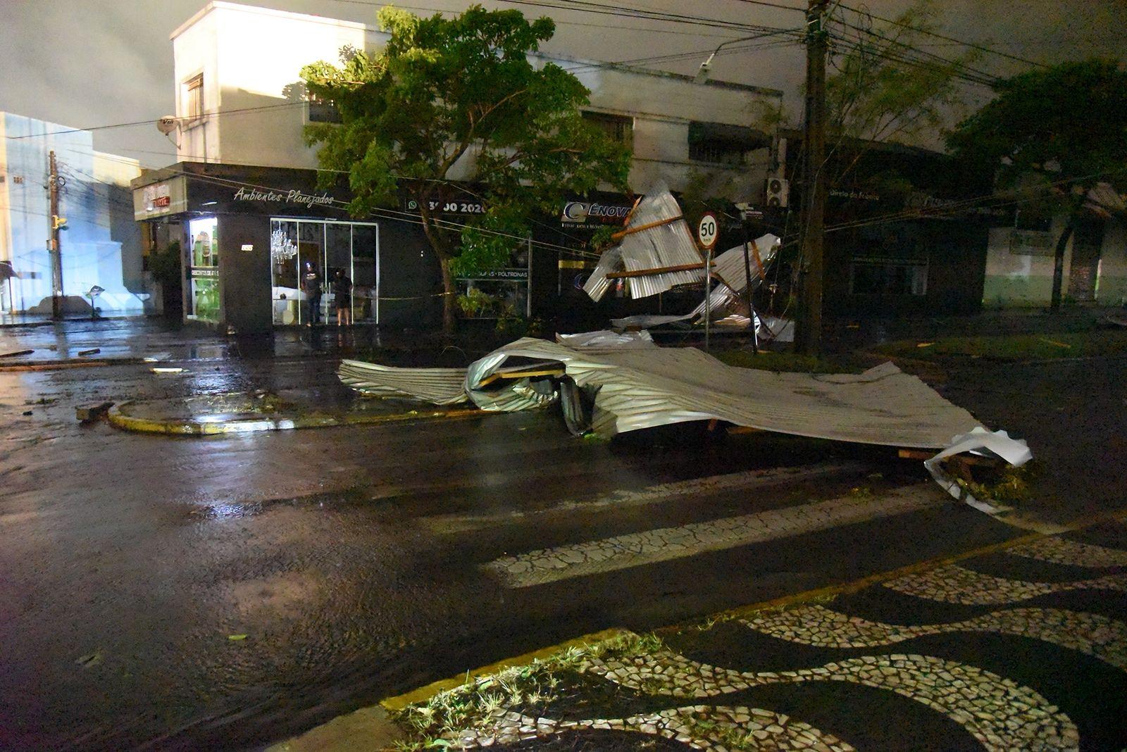 Temporal provoca estragos em Paranavaí na noite desta quarta-feira; veja vídeo