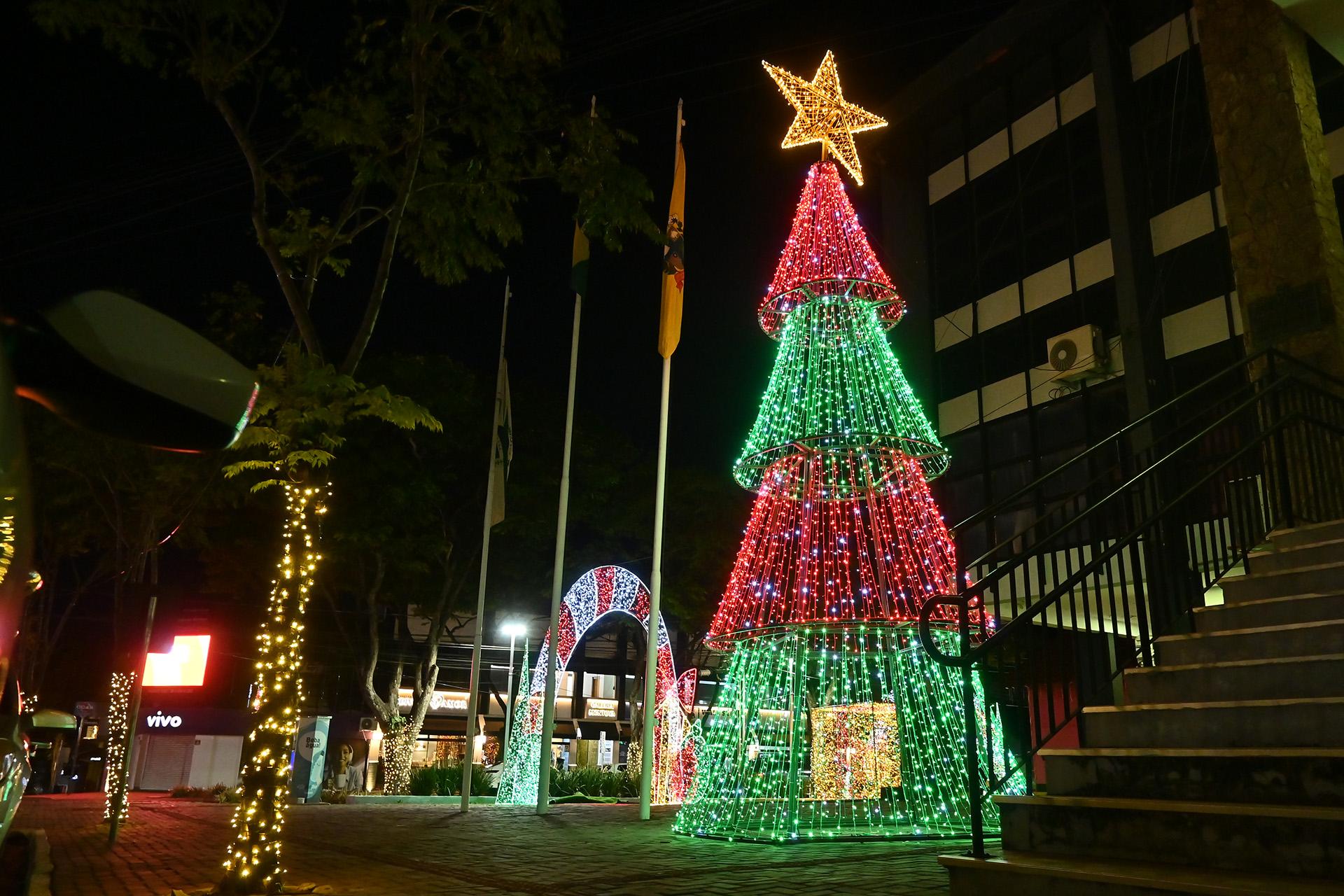 Pátio da prefeitura enfeitada para o Natal