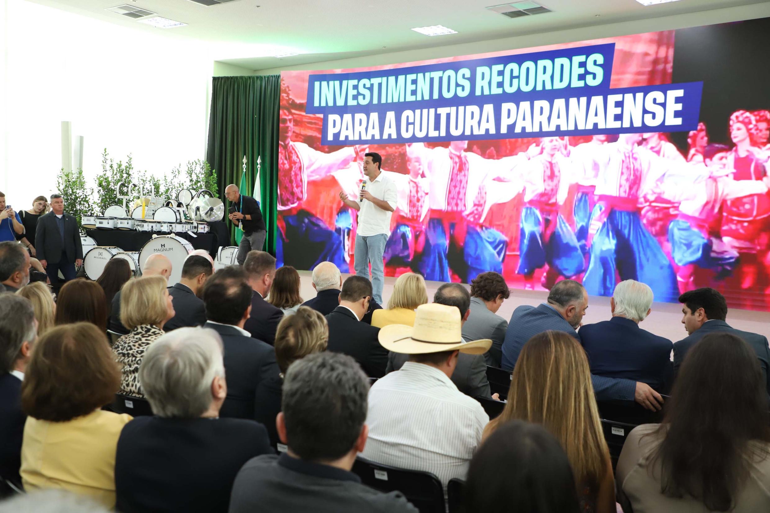 Governador Ratinho Junior em interação durante a entrega dos instrumentos