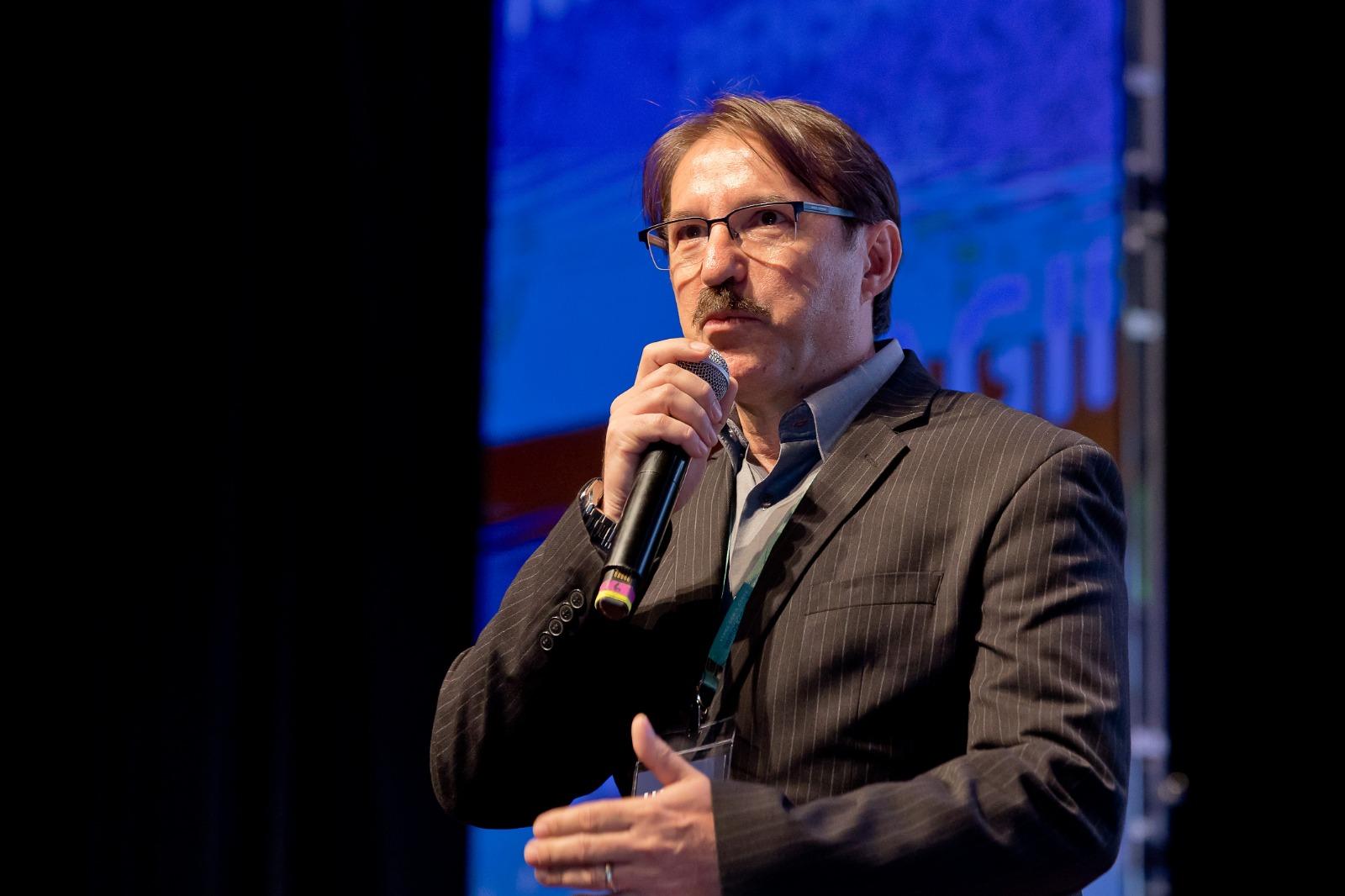 Silvio Bugelli é CEO da Capital Relacional e fundador da Metanoia Educação Transformadora, com experiência como mentor em programas de desenvolvimento de lideranças. Autor dos livros Criar agir vencer, Ver crer ser e Crer ser humanamente, é palestrante e conferencista em fóruns nacionais e internacionais.
Linkedin: Silvio Bugelli | Instagram: @silvio_bugelli