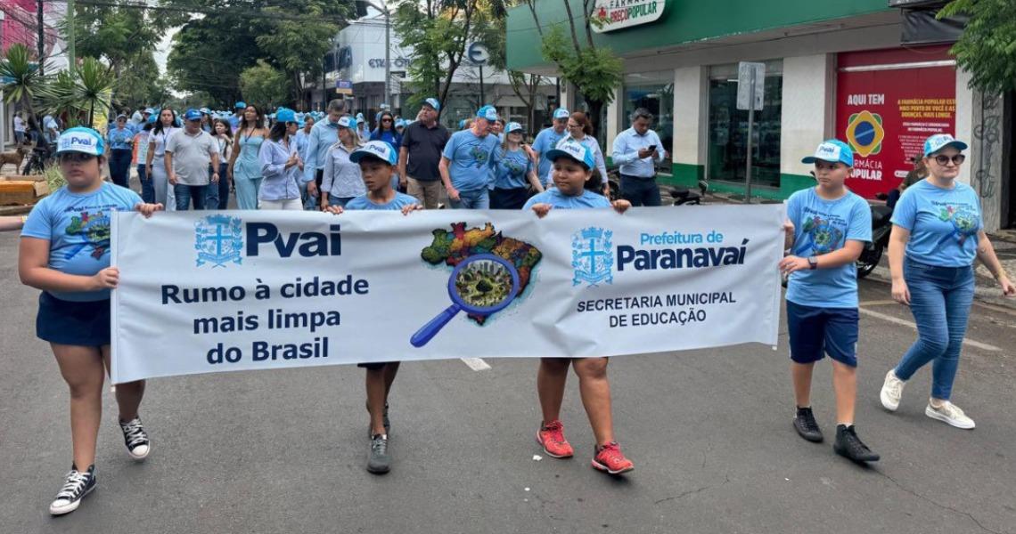 Passeata nesta terça-feira chamou a atenção para a limpeza da cidade