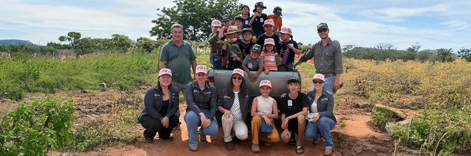 Crianças com as idealizadoras e outras lideranças de Paranacity