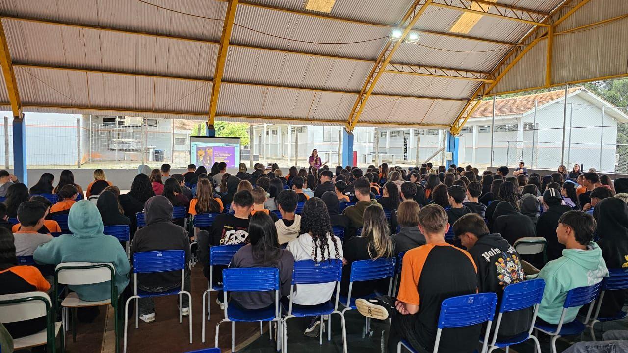 Palestra da Promotora de Justiça Priscila dos Reis Braga para 180 alunos em Imbituva, no dia 3 de novembro